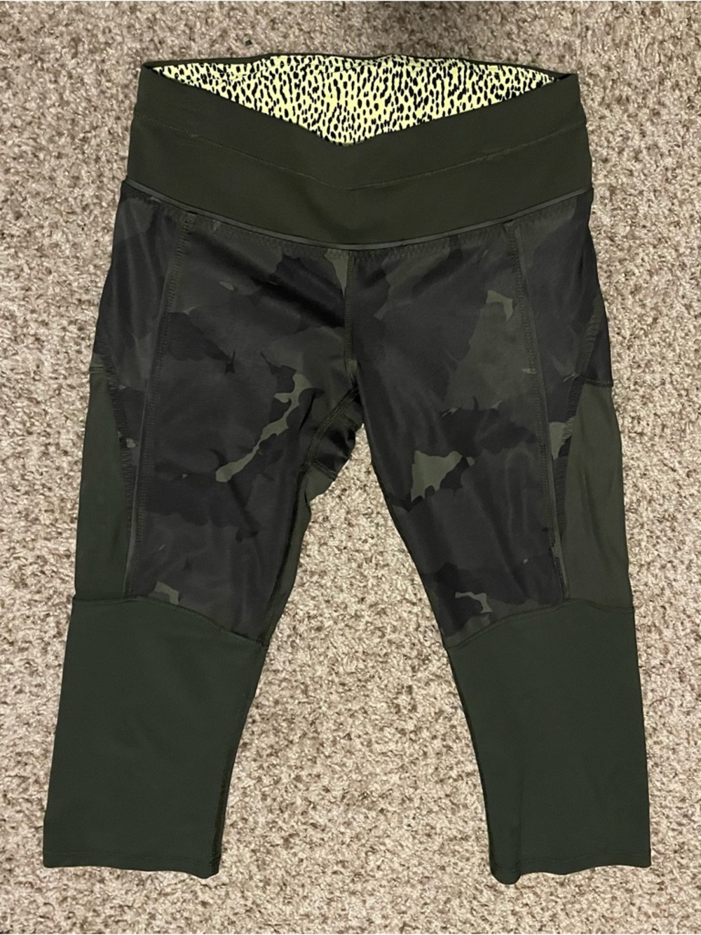 Lululemon Training Tough Crop Leggings Capri Pants Green Camo Size 4 EUC